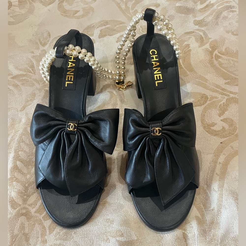CHANEL *new* lamb skin bow and imitation pearl sandals EU 40.5